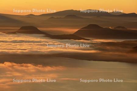 朝の津別峠から雲海の屈斜路湖と山並み