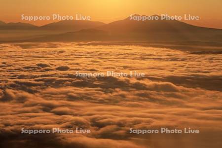 朝の津別峠から雲海の屈斜路湖と斜里岳