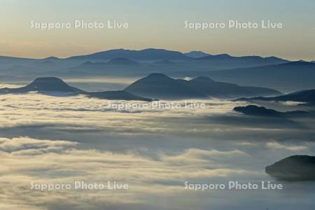 朝の津別峠から雲海の屈斜路湖と山並み