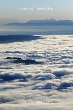 朝の津別峠から雲海の屈斜路湖と知床連峰・世界遺産