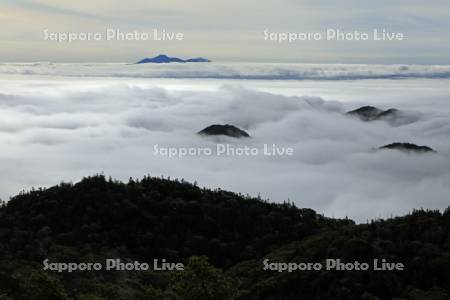 知床峠から根室海峡の雲海と国後島の羅臼山・世界遺産