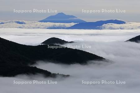 知床峠から根室海峡の雲海と国後島の茶々岳・世界遺産