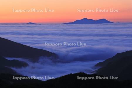 知床峠から雲海と夜明けの国後島の羅臼山・世界遺産