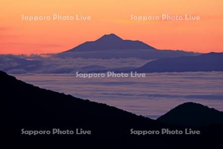 知床峠から雲海と夜明けの国後島の茶々岳・世界遺産