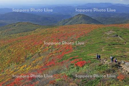 栗駒山の紅葉と登山者