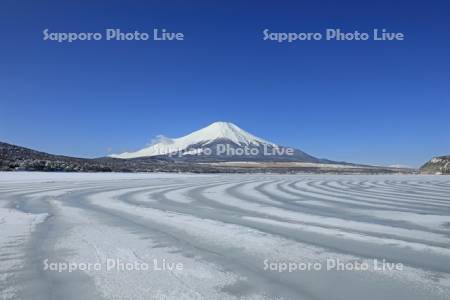 凍る縞模様の山中湖と富士山　世界遺産