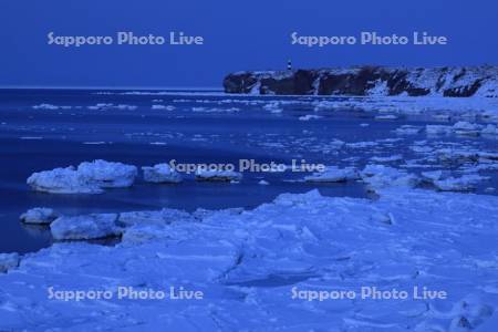 夜の流氷と能取岬