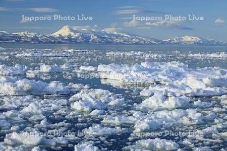 野付半島からの流氷と知床連峰