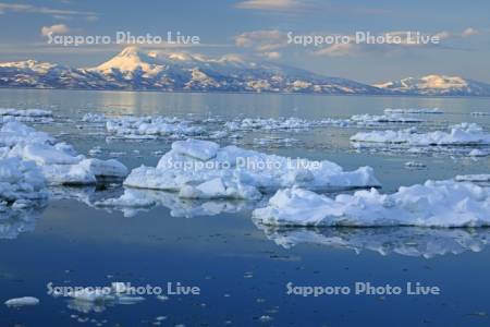 野付半島からの流氷と知床連峰