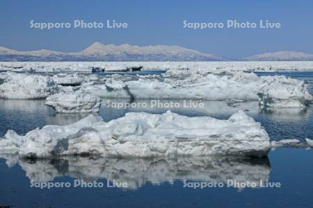 野付半島からの流氷と知床連峰