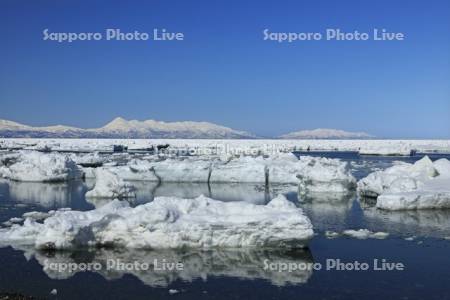 野付半島からの流氷と知床連峰