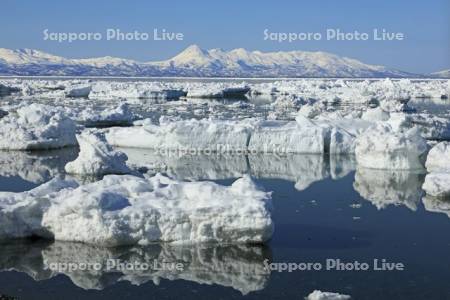 野付半島からの流氷と知床連峰