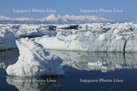 野付半島からの流氷と知床連峰