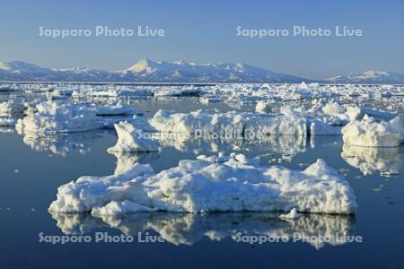 野付半島からの流氷と知床連峰