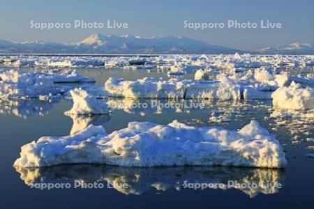 野付半島からの夕景の流氷と知床連峰