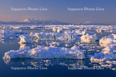 野付半島からの夕景の流氷と知床連峰