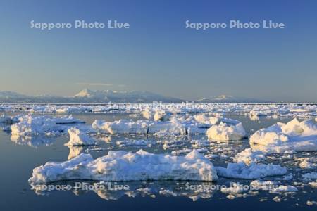 野付半島からの夕景の流氷と知床連峰