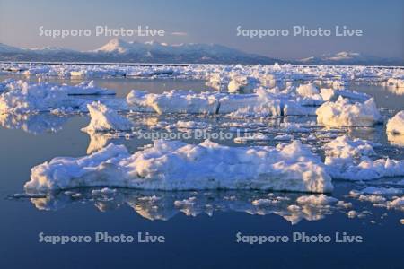 野付半島からの夕景の流氷と知床連峰