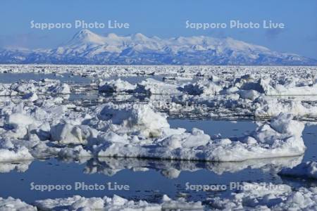 野付半島からの流氷と知床連峰