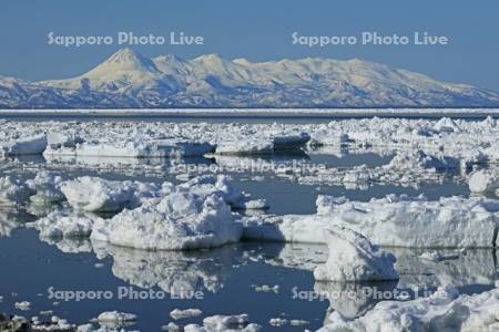 野付半島からの流氷と知床連峰