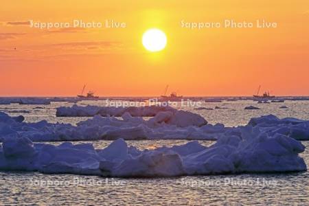 野付半島からの流氷と日の出とホタテ漁船