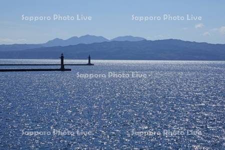 フェリーから見た函館湾と松前半島の山並み