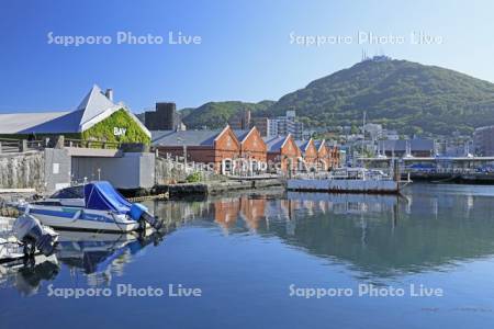 函館ベイエリアの金森赤レンガ倉庫群と函館山