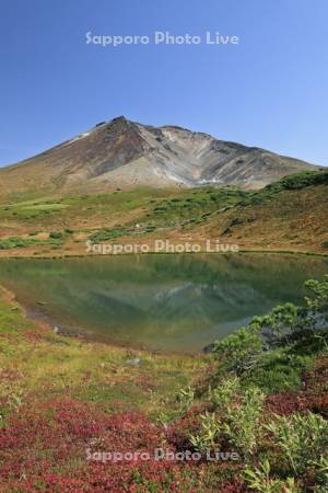 旭平の夫婦沼と秋の旭岳