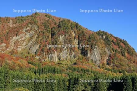 紅葉の秋山郷の布岩山