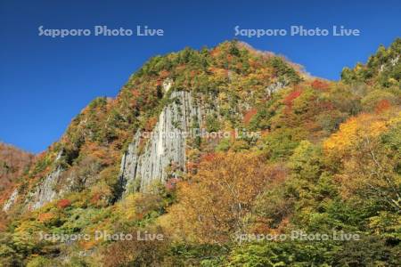 紅葉の秋山郷の布岩山