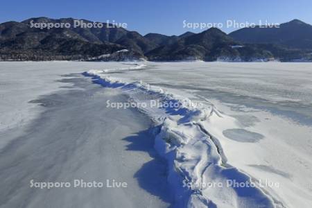 糠平湖の御神渡り