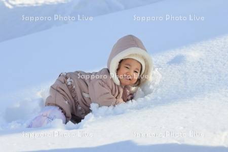 雪で遊ぶ子供・２歳