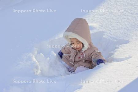 雪で遊ぶ子供・２歳