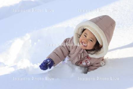 雪で遊ぶ子供・２歳