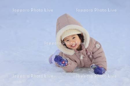 雪で遊ぶ子供・２歳