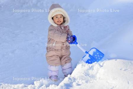 雪で遊ぶ子供・２歳