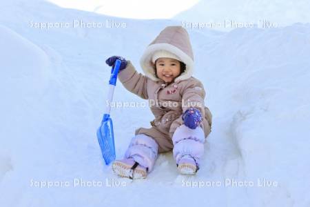 雪で遊ぶ子供・２歳