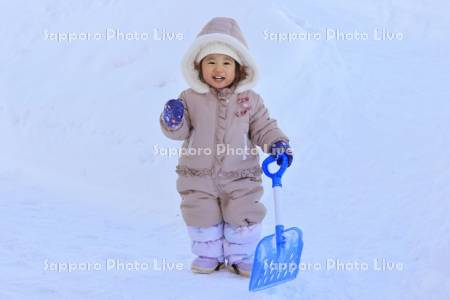 雪で遊ぶ子供・２歳