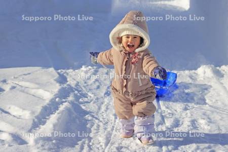 雪で遊ぶ子供・２歳