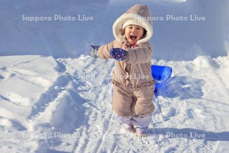 雪で遊ぶ子供・２歳