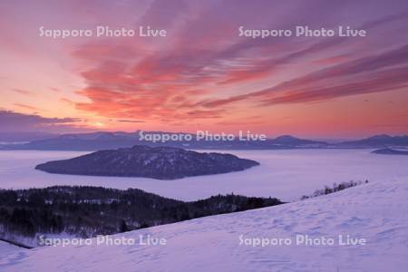 美幌峠からの朝焼けの屈斜路湖