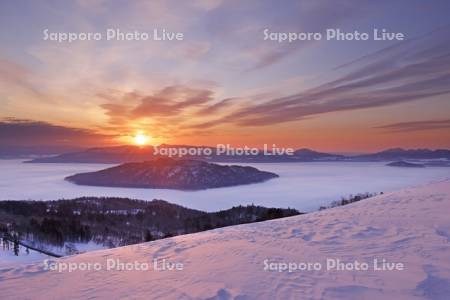 美幌峠からの朝焼けの屈斜路湖