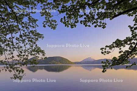 朝の洞爺湖と羊蹄山