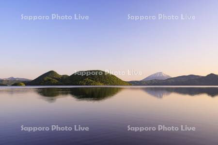 朝の洞爺湖と羊蹄山