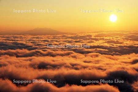 津別峠から雲海の屈斜路湖の朝焼け