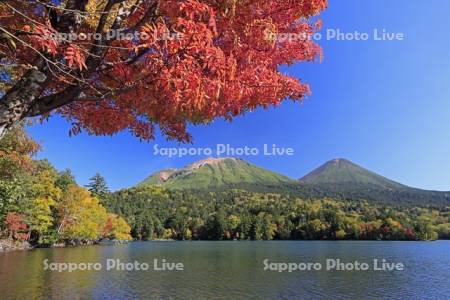 オンネトーの紅葉と雌阿寒岳と阿寒富士