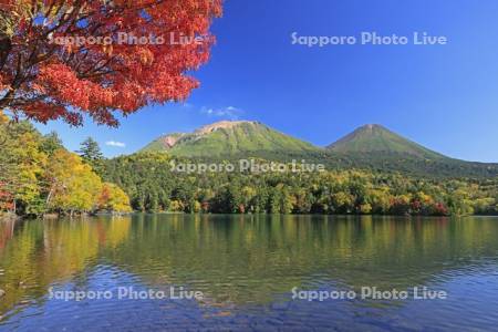 オンネトーの紅葉と雌阿寒岳と阿寒富士