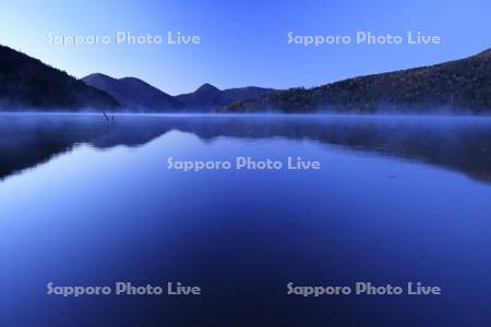 朝もやの夜明けの然別湖