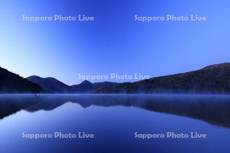 朝もやの夜明けの然別湖