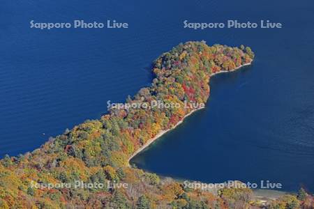 奥日光の半月山展望台から中禅寺湖と八丁出島の紅葉